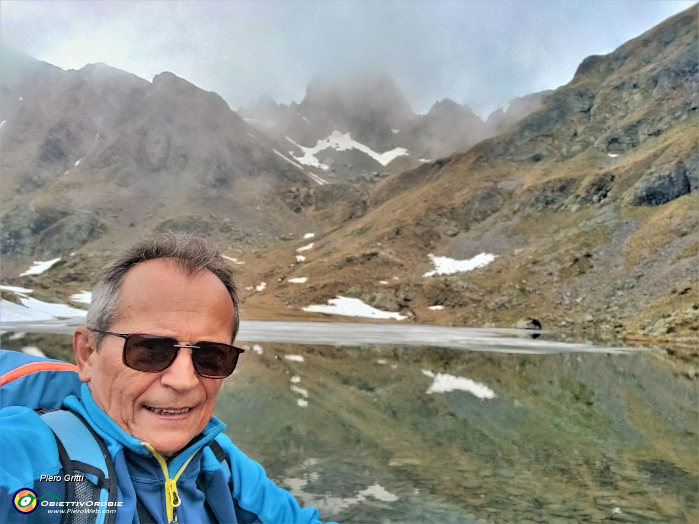 47 Selfie col Lago superiore e Valletto che tenta di scrollarsi di dosso le nuvole.jpg